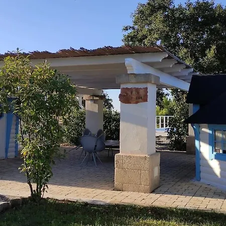 Trullo Iris مكان تخييم
