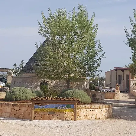 Trullo Iris مكان تخييم *